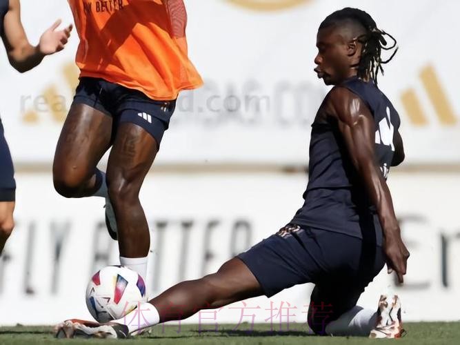 记者:卡马文加训练中相撞 走路姿态看起来很正常 记者:卡马文加训练中相撞 走路姿态看起来很正常