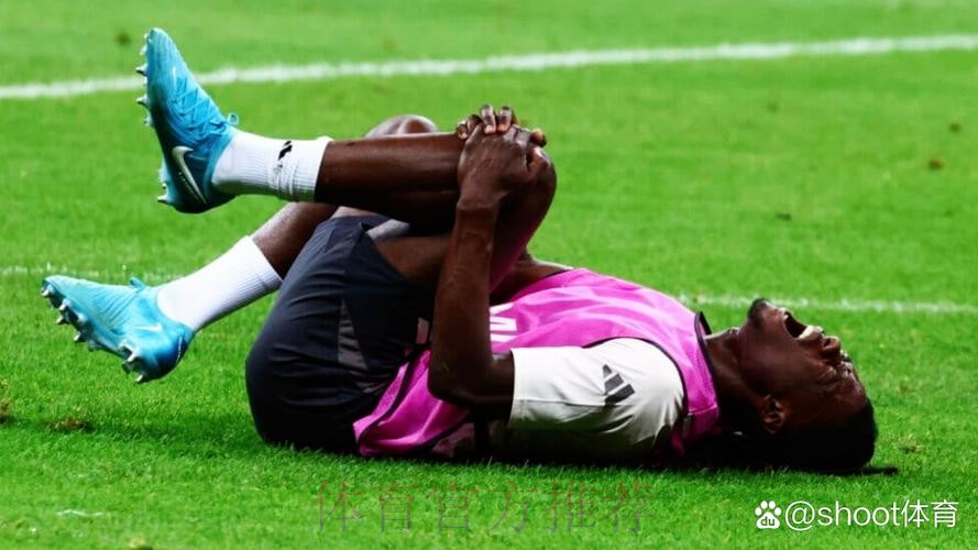 记者:卡马文加训练中相撞 走路姿态看起来很正常 记者:卡马文加训练中相撞 走路姿态看起来很正常